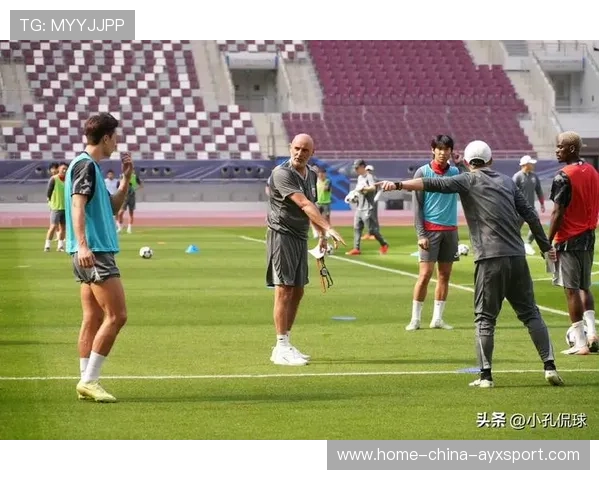 上海海港右路快下，杨希低平球横扫门前制造混乱