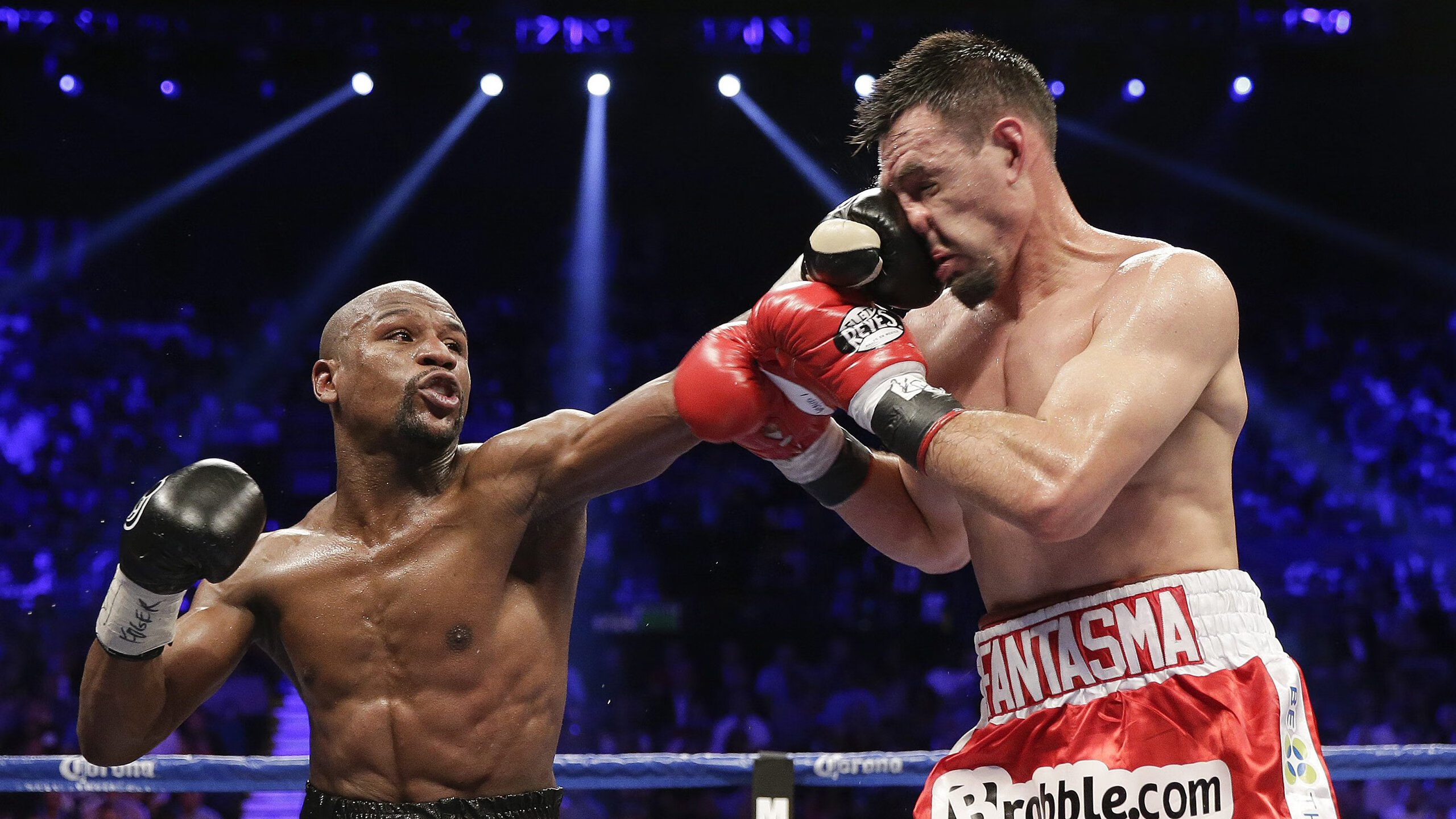 “荒野之战：沙丘与泥泞中的极限追逐”，荒野沙漠